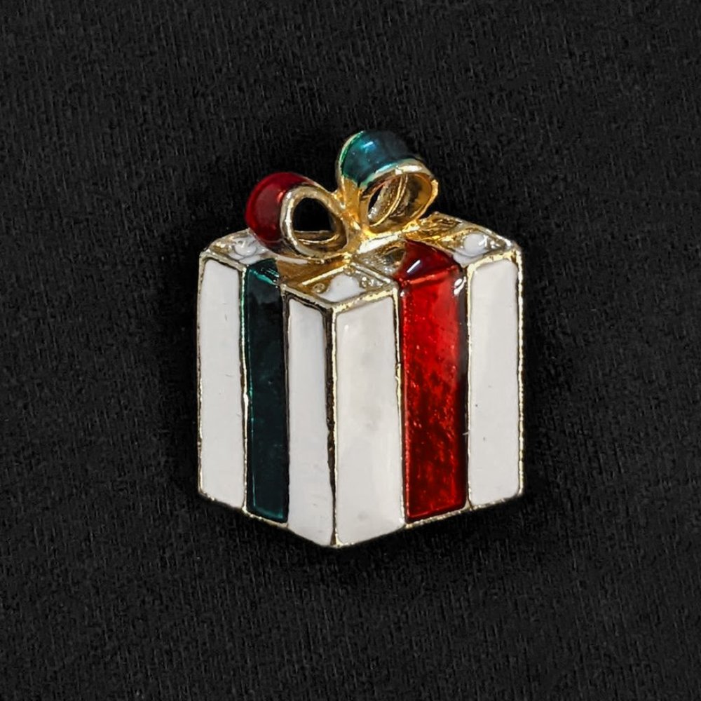 Vintage Red White Green Enamel Gold Tone Christmas Gift Box Present Brooch Pin